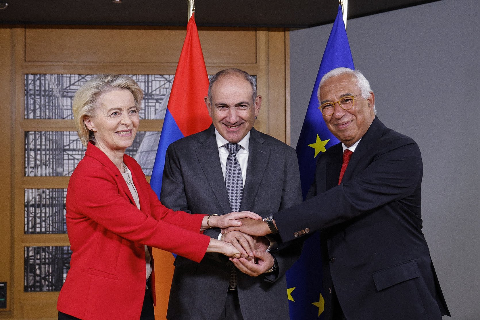 Армения: планомерно двигаясь в Европу, правительство Пашиняна пытается «пудрить мозги» России