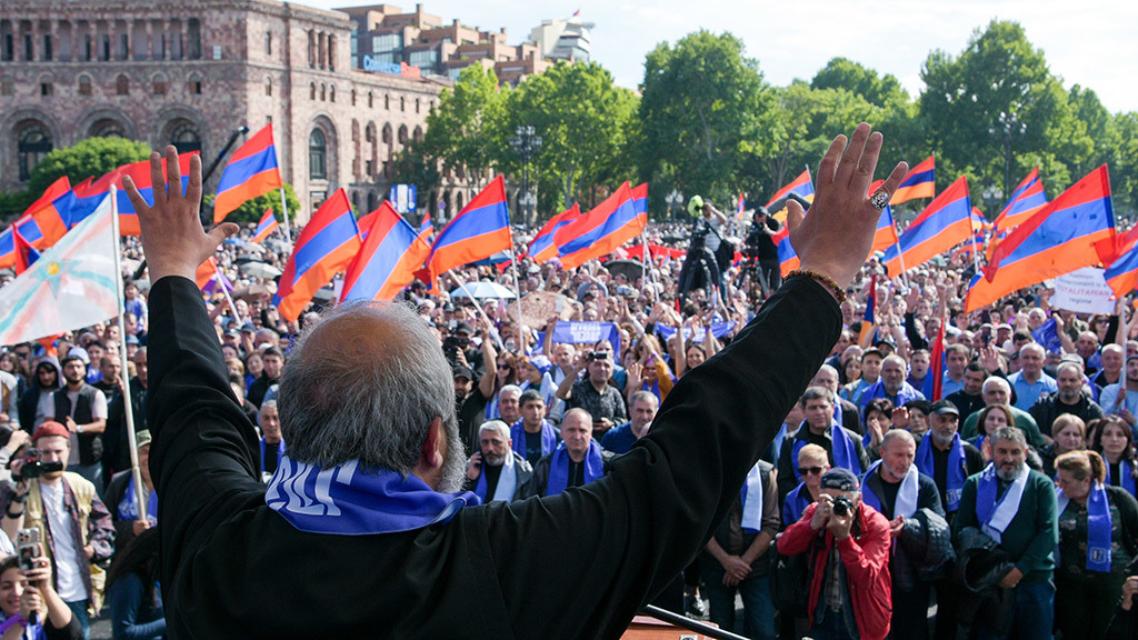 В вопросе отношений к России на данный момент армянское общество разделено на две части